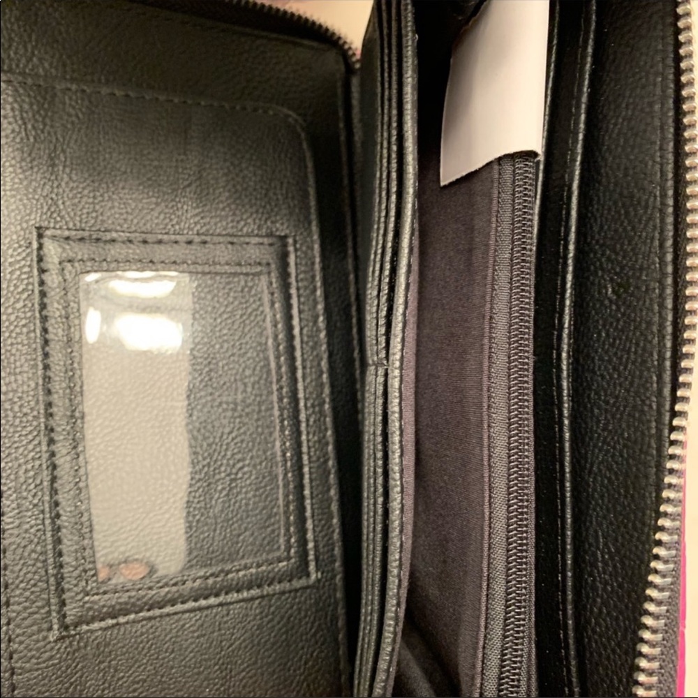 NWOT Betsey Johnson Hot Pink Skull Wristlet. 🛑 - Picture 4 of 4